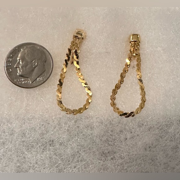Signed MONET⬇️✅💗 on card Goldtone Chain Dangle Serpentine Earrings 1.5" - Picture 4 of 6